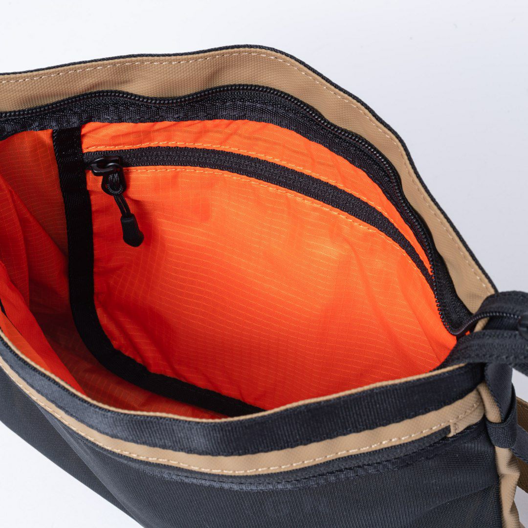 BEAMS DESIGN ELASTIC MESH ショルダーバッグ【BMMH0BS1】 サンドベージュ