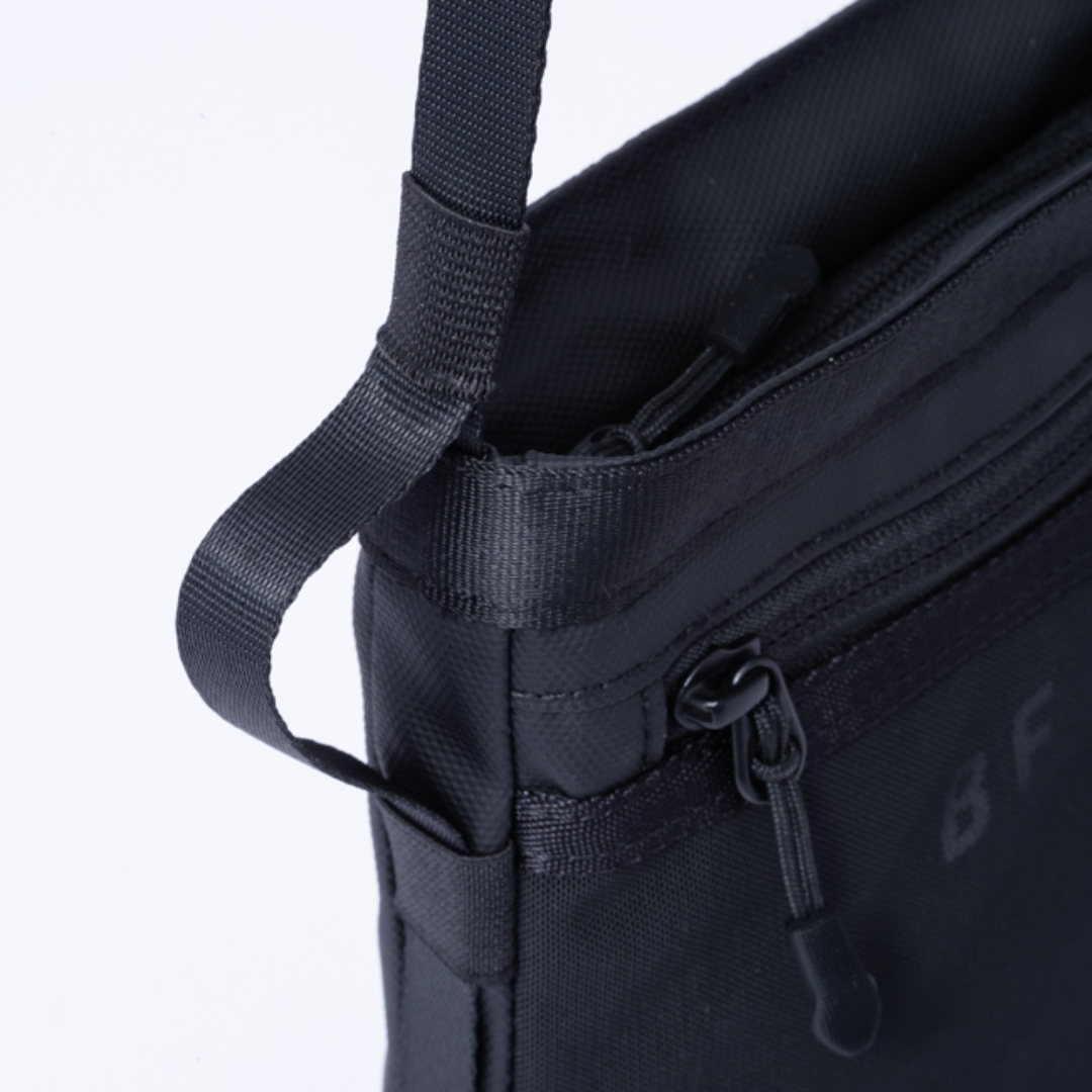 BEAMS DESIGN ELASTIC MESH ショルダーバッグ 商品｜THE BAGMANIA