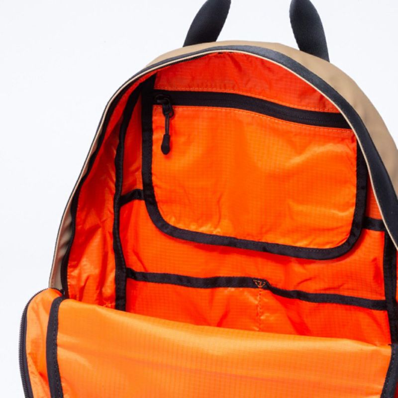 BEAMS DESIGN ELASTIC MESH バックパック【BMMH0BR1】 サンドベージュ