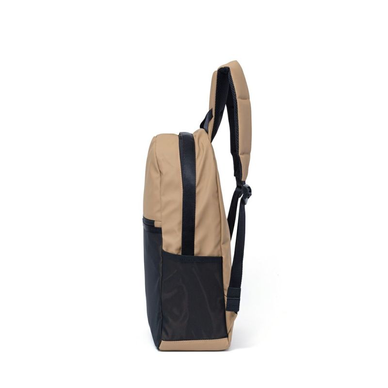 BEAMS DESIGN ELASTIC MESH バックパック【BMMH0BR1】 サンドベージュ