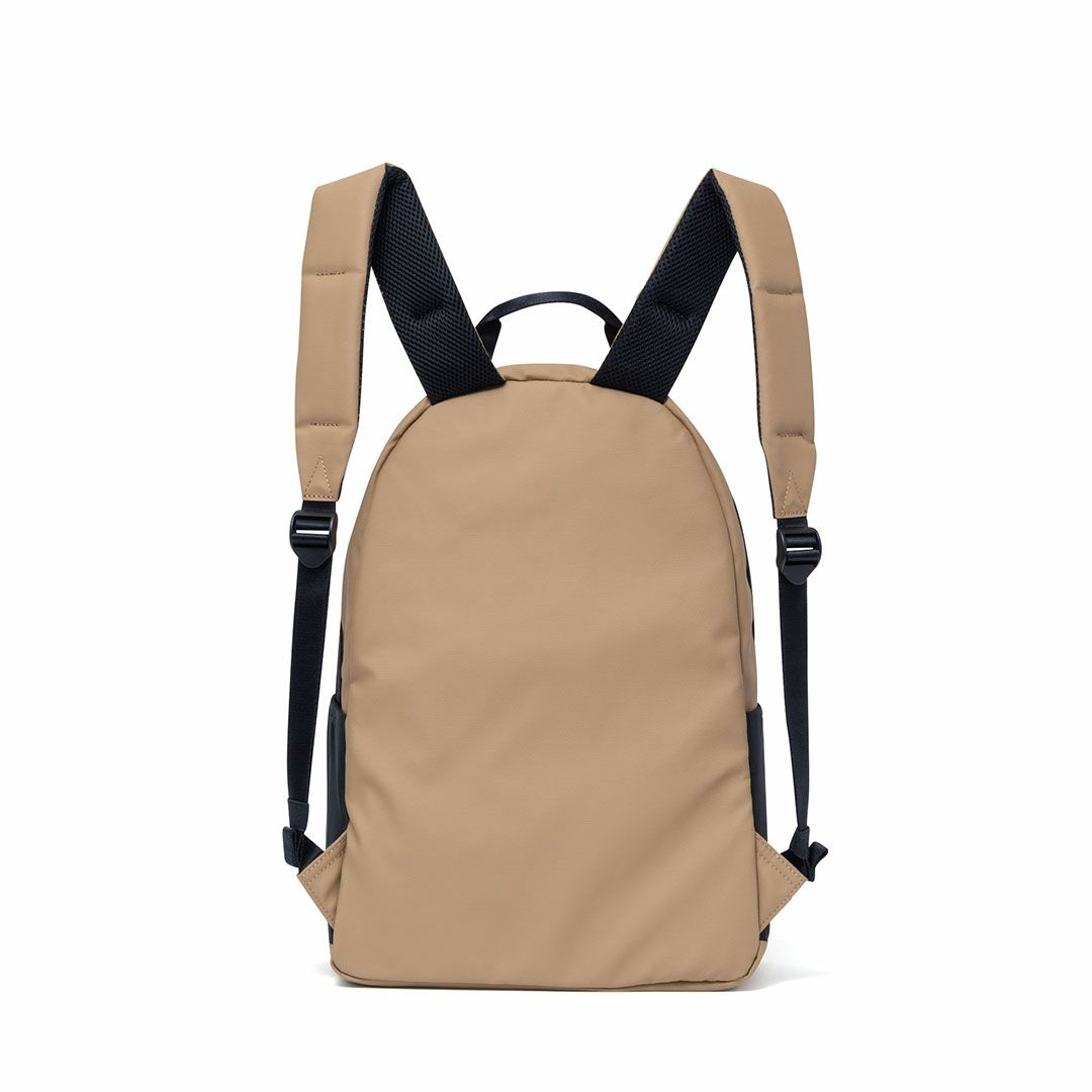 BEAMS DESIGN ELASTIC MESH バックパック【BMMH0BR1】 サンドベージュ