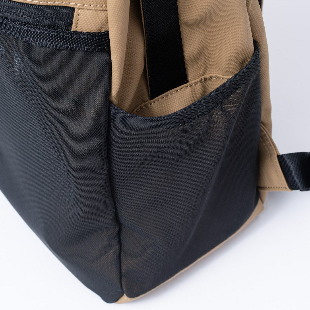 BEAMS DESIGN ELASTIC MESH バックパック【BMMH0BR1】 サンドベージュ
