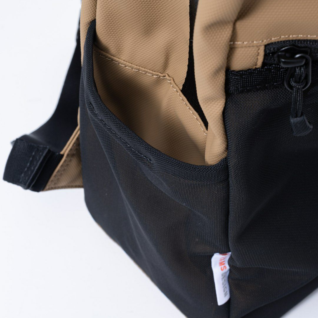 BEAMS DESIGN ELASTIC MESH バックパック【BMMH0BR1】 サンドベージュ