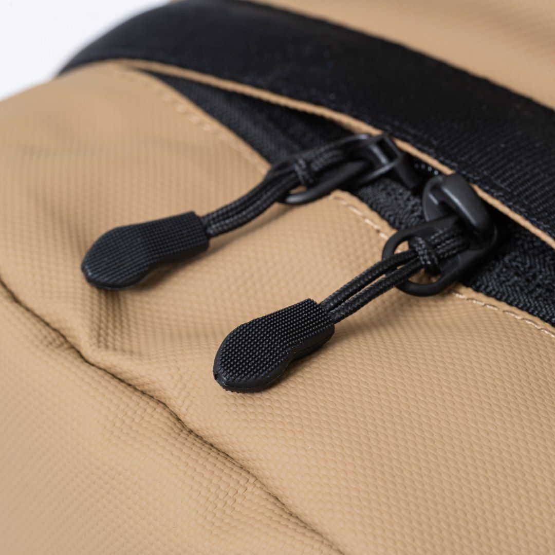 BEAMS DESIGN ELASTIC MESH バックパック【BMMH0BR1】 サンドベージュ