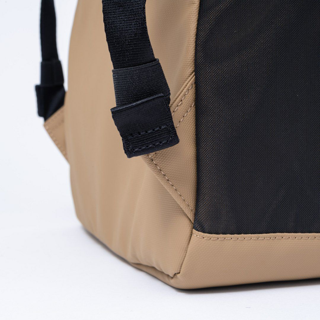 BEAMS DESIGN ELASTIC MESH バックパック【BMMH0BR1】 サンドベージュ