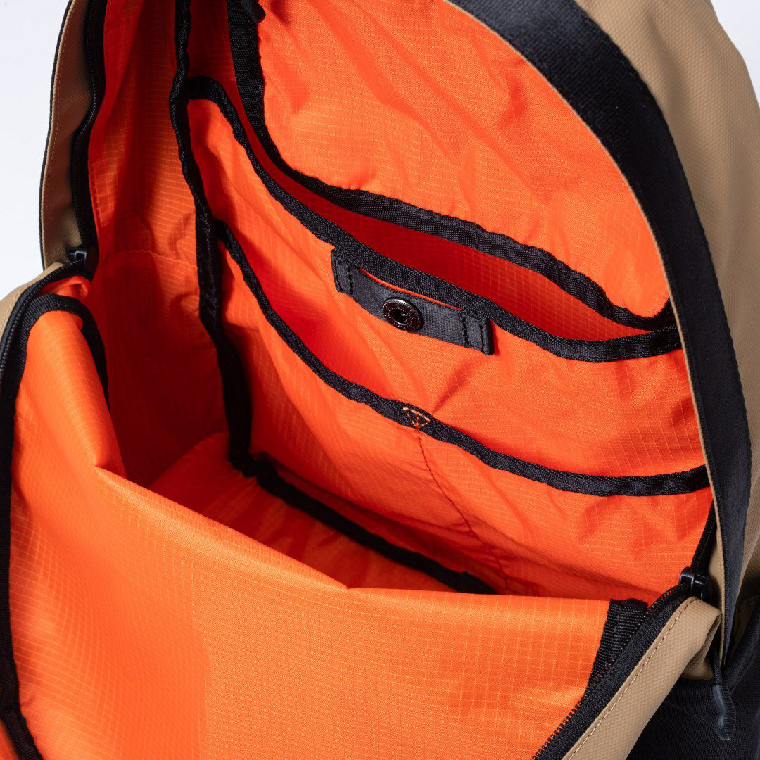 BEAMS DESIGN ELASTIC MESH バックパック【BMMH0BR1】 サンドベージュ