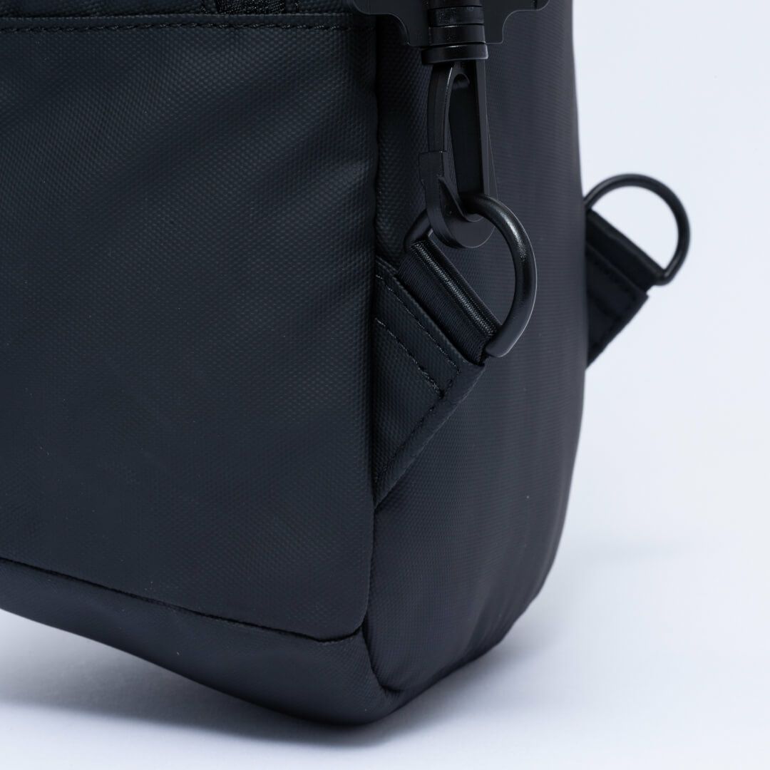 BEAMS DESIGN ELASTIC MESH ボディバッグ【BMMH0BS4】 ブラック