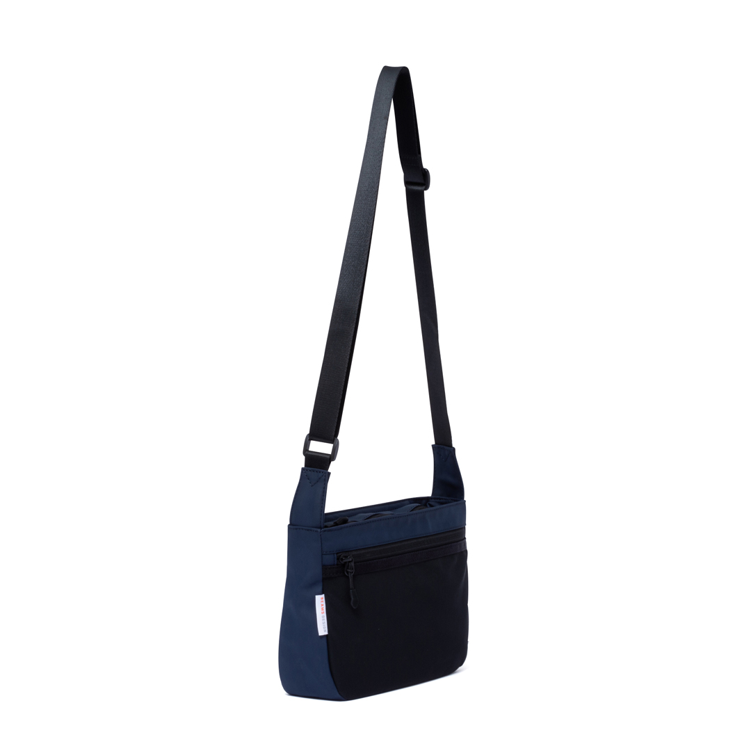 BEAMS DESIGN ELASTIC MESH ショルダーバッグ【BMMH0BS5】 ネイビー