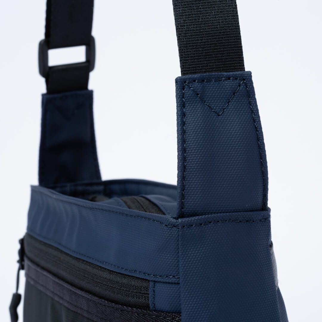 BEAMS DESIGN ELASTIC MESH ショルダーバッグ【BMMH0BS5】 ネイビー