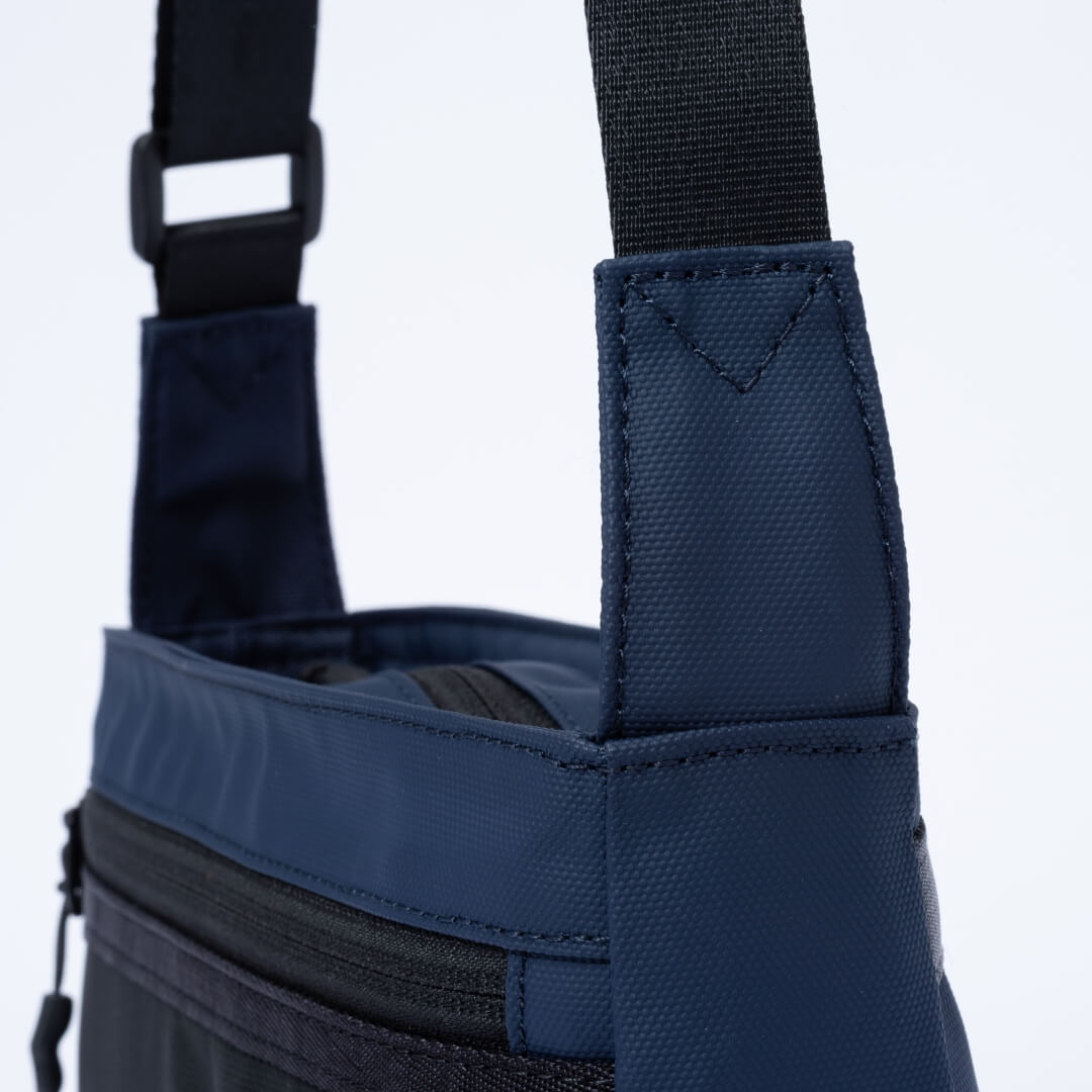 BEAMS DESIGN ELASTIC MESH ショルダーバッグ【BMMH0BS5】 ネイビー