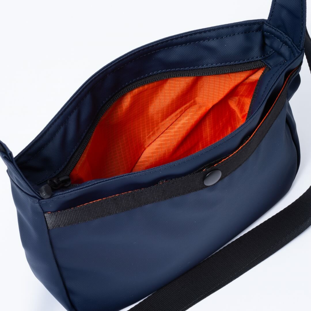 BEAMS DESIGN ELASTIC MESH ショルダーバッグ【BMMH0BS5】 ネイビー