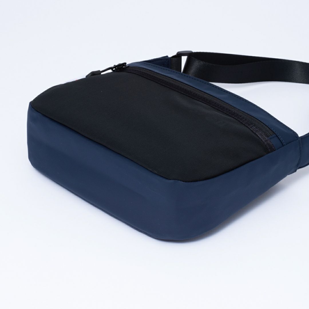 BEAMS DESIGN ELASTIC MESH ショルダーバッグ【BMMH0BS5】 ネイビー