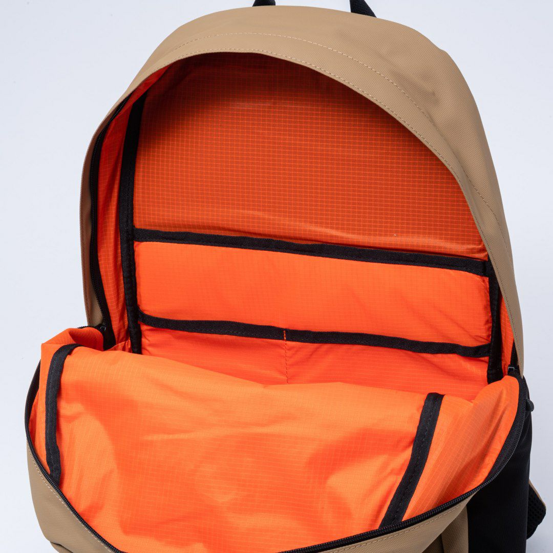 BEAMS DESIGN ELASTIC MESH バックパック【BMMH0BR6】 サンドベージュ