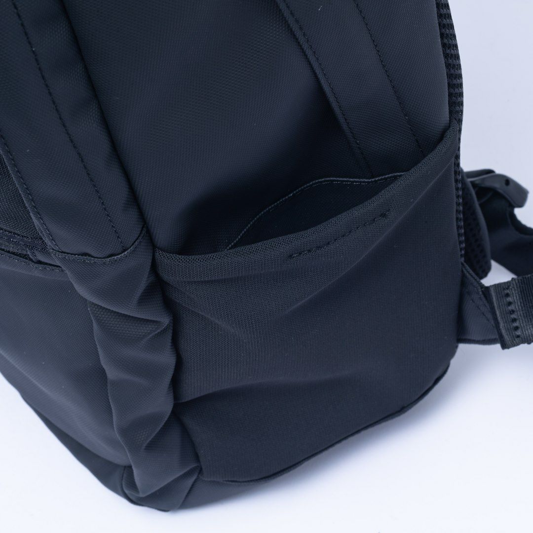 BEAMS DESIGN ELASTIC MESH バックパック【BMMH0BR6】 ブラック