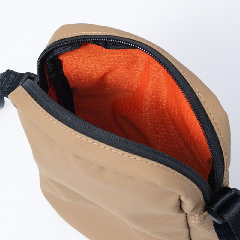 BEAMS DESIGN ELASTIC MESH ショルダーバッグ【BMMH0BS9】 サンドベージュ