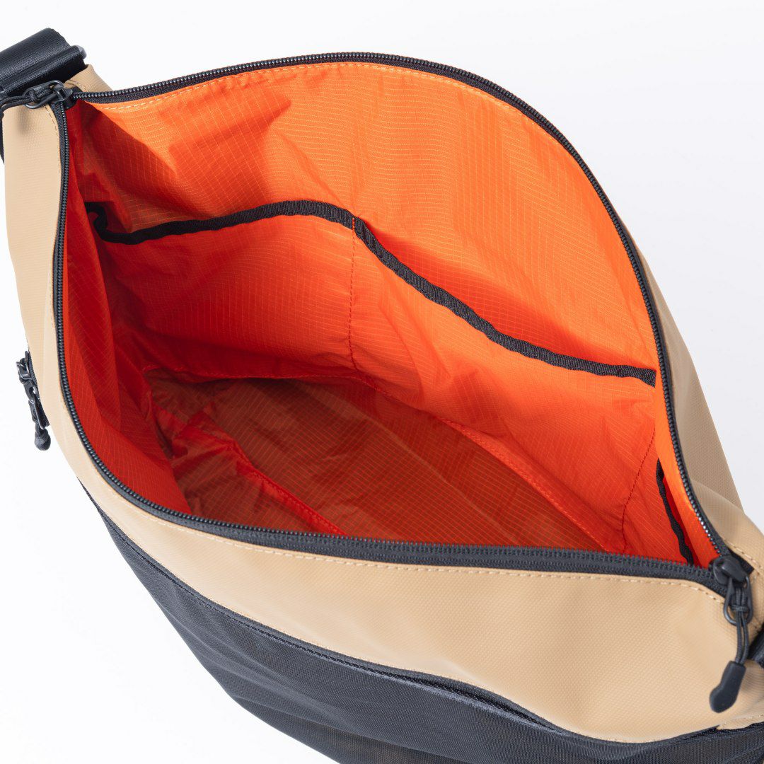 BEAMS DESIGN ELASTIC MESH ショルダーバッグ【BMMH0BSA】 サンドベージュ