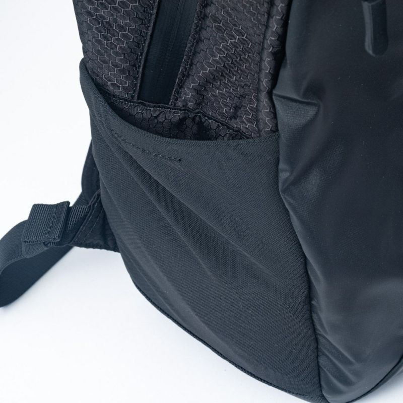 BEAMS DESIGN Waterproof バックパック(M) ブラック