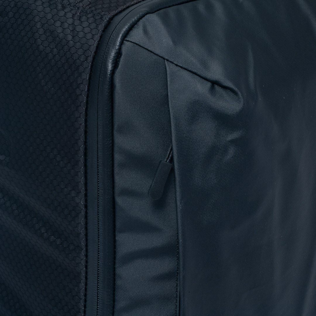 BEAMS DESIGN Waterproof バックパック(L) ブラック