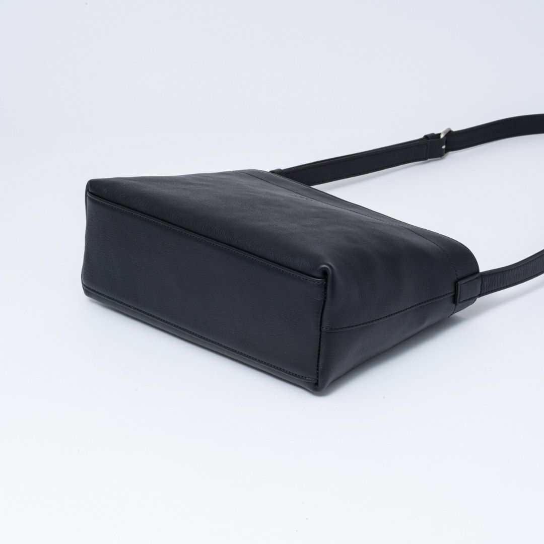 MARGARET HOWELL idea リドニー ショルダー ブラック