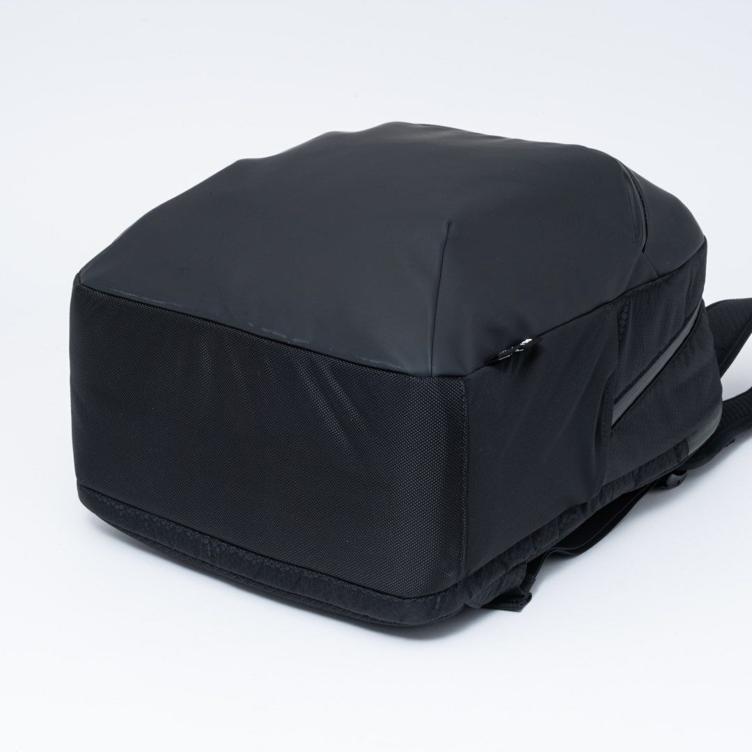 BEAMS DESIGN Watertight バックパック(M)【BMMH5GR1】 ブラック