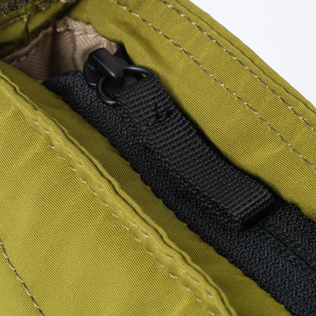 BEAMS DESIGN Diagonal サコッシュ【BMMH5ES1】 オリーブ