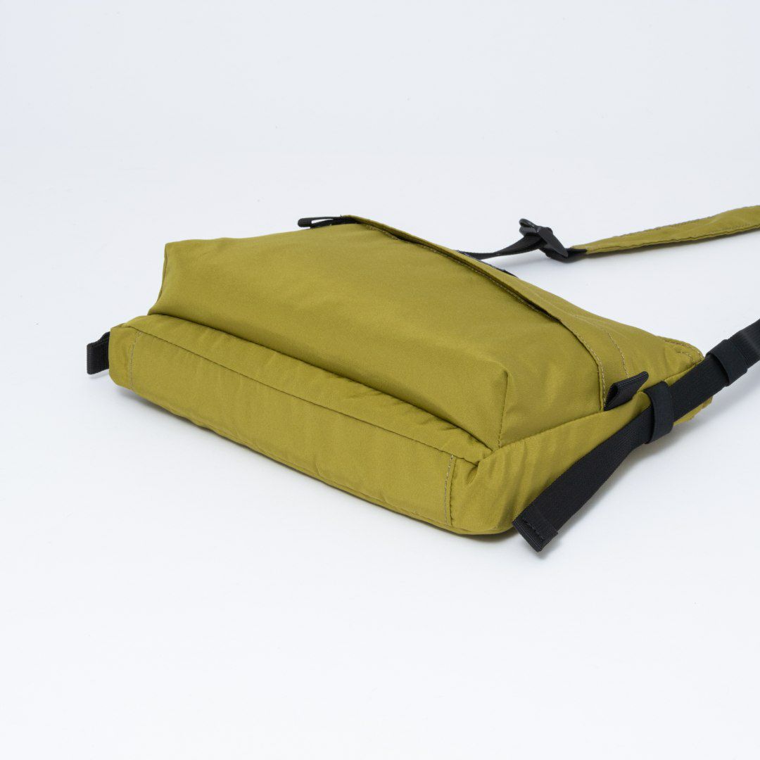 BEAMS DESIGN Diagonal サコッシュ【BMMH5ES1】 オリーブ