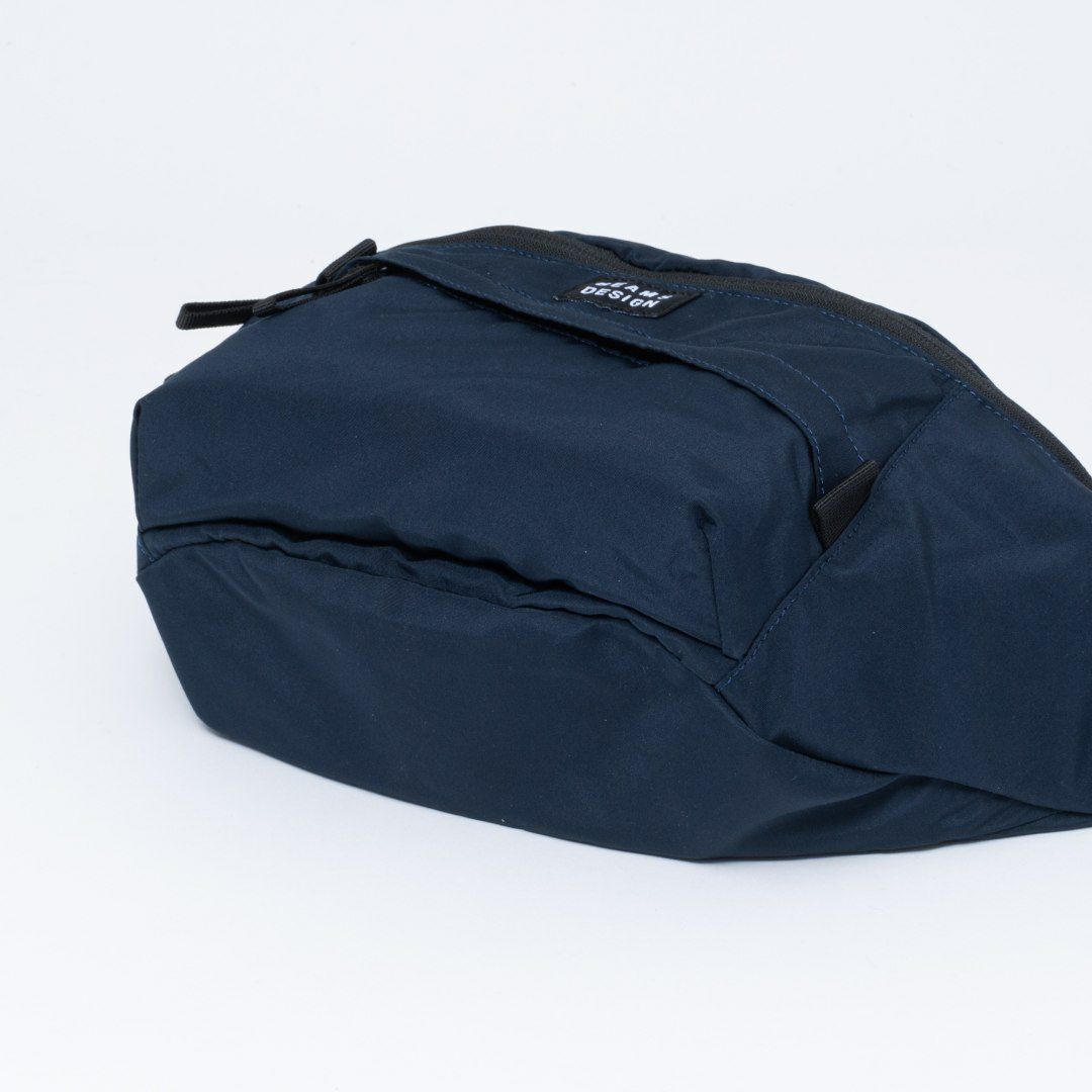 BEAMS DESIGN Diagonal ボディバッグ【BMMH5ES2】 ネイビー