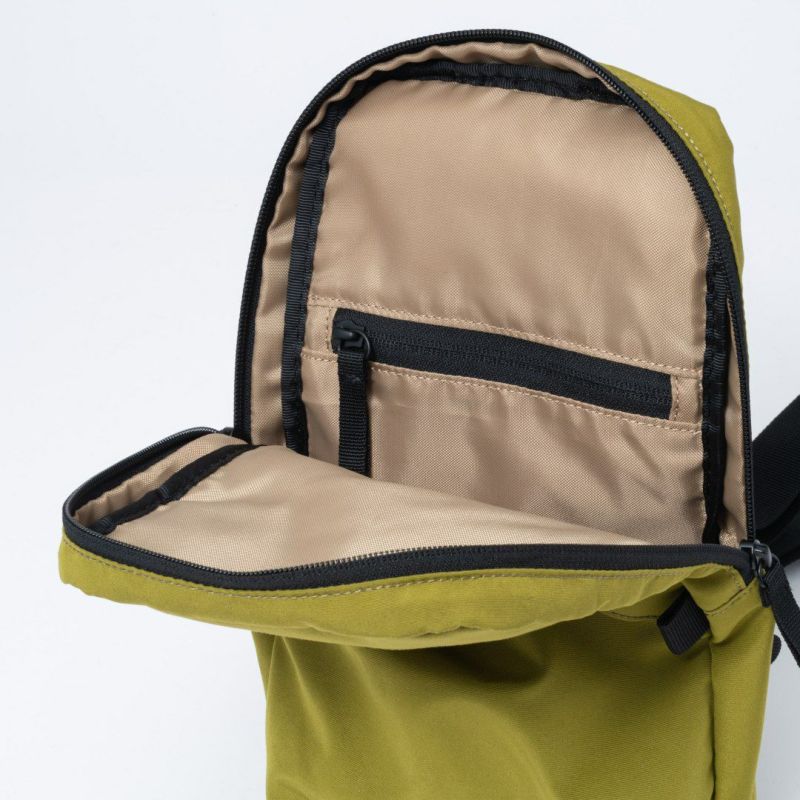 BEAMS DESIGN Diagonal 縦型ボディバッグ【BMMH5ES4】 オリーブ