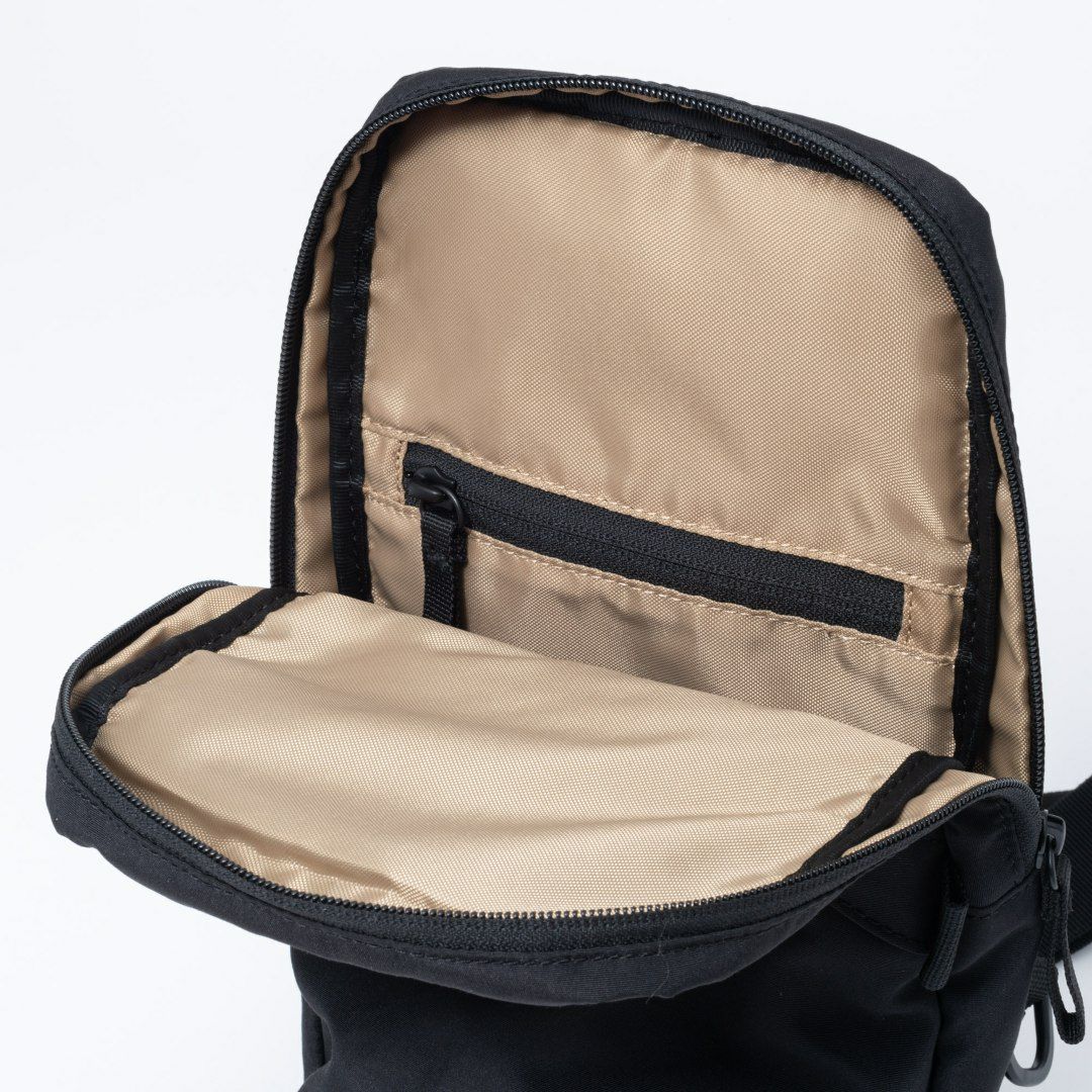 BEAMS DESIGN Diagonal 縦型ボディバッグ【BMMH5ES4】 ネイビー