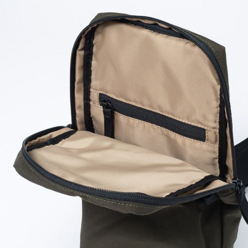 BEAMS DESIGN Diagonal 縦型ボディバッグ【BMMH5ES4】 カーキ