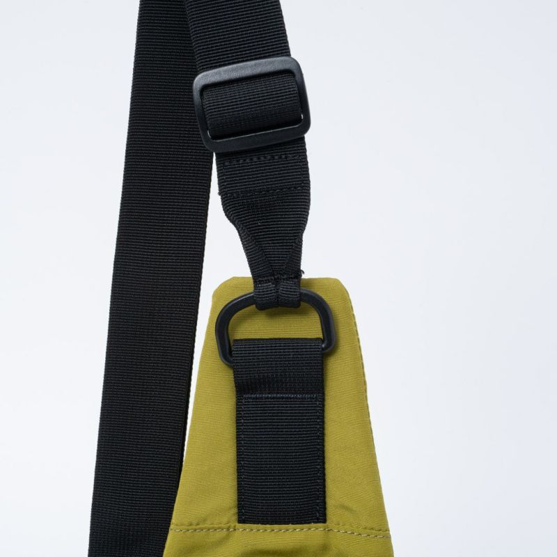 BEAMS DESIGN Diagonal 縦型ボディバッグ【BMMH5ES4】 オリーブ