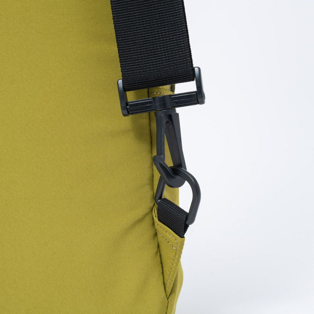 BEAMS DESIGN Diagonal 縦型ボディバッグ【BMMH5ES4】 オリーブ