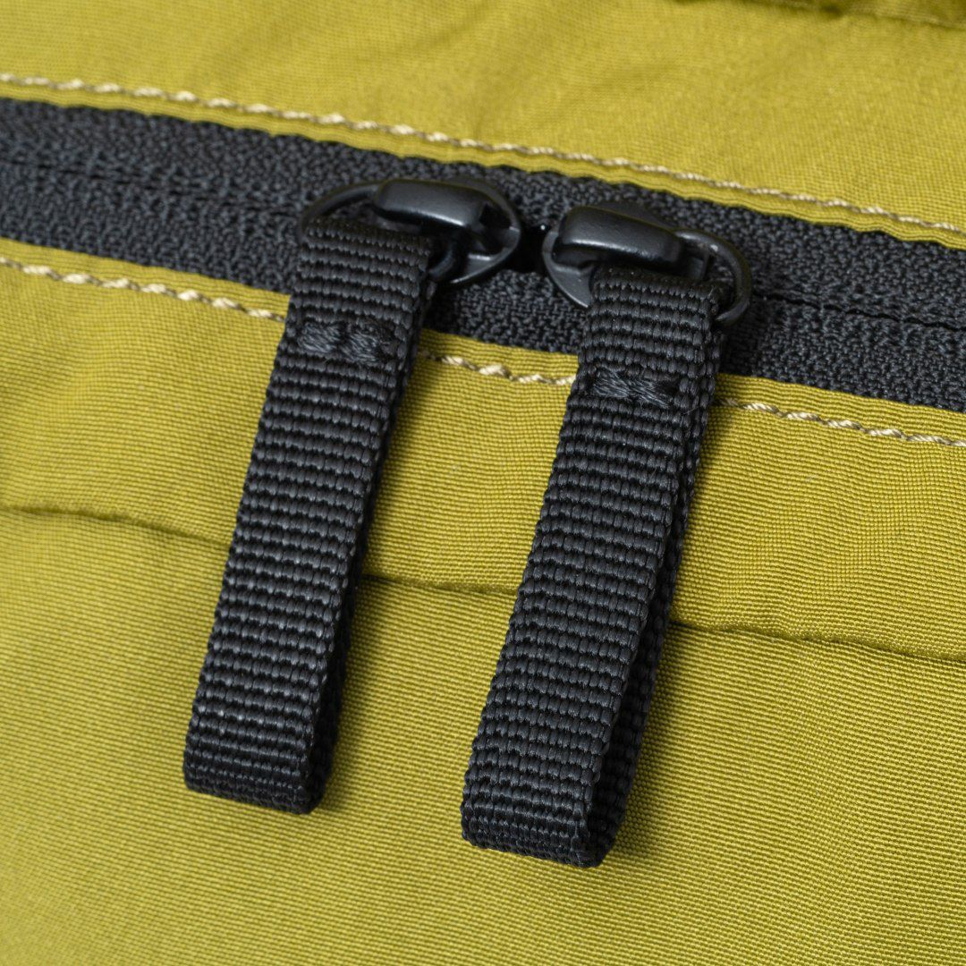 BEAMS DESIGN Diagonal 縦型ボディバッグ【BMMH5ES4】 オリーブ