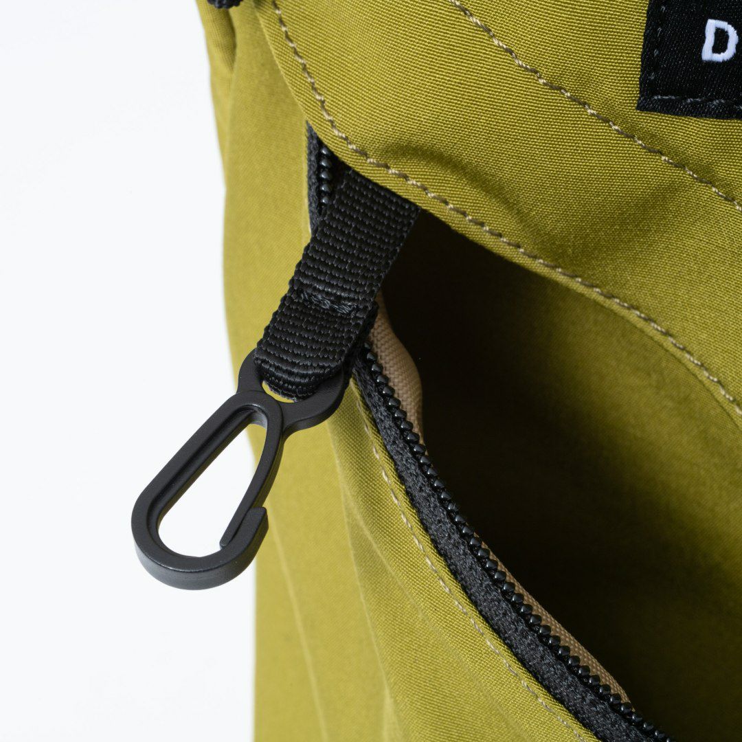 BEAMS DESIGN Diagonal 縦型ボディバッグ【BMMH5ES4】 オリーブ