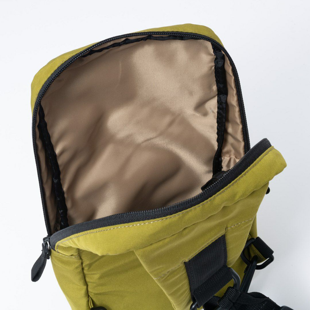 BEAMS DESIGN Diagonal 縦型ボディバッグ【BMMH5ES4】 オリーブ