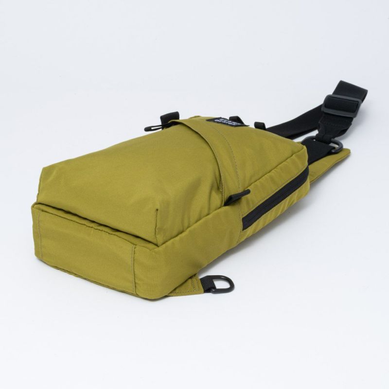 BEAMS DESIGN Diagonal 縦型ボディバッグ【BMMH5ES4】 オリーブ