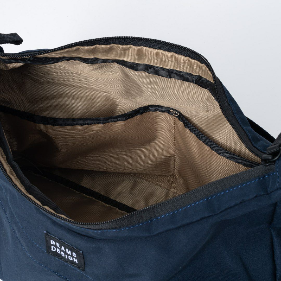 BEAMS DESIGN Diagonal ショルダー(L)【BMMH5ES6】 ネイビー
