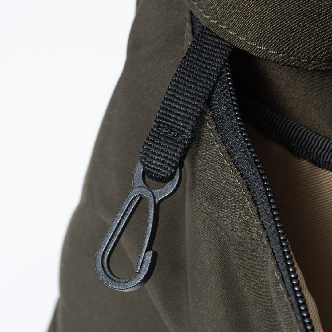 BEAMS DESIGN Diagonal ショルダー(L)【BMMH5ES6】 カーキ