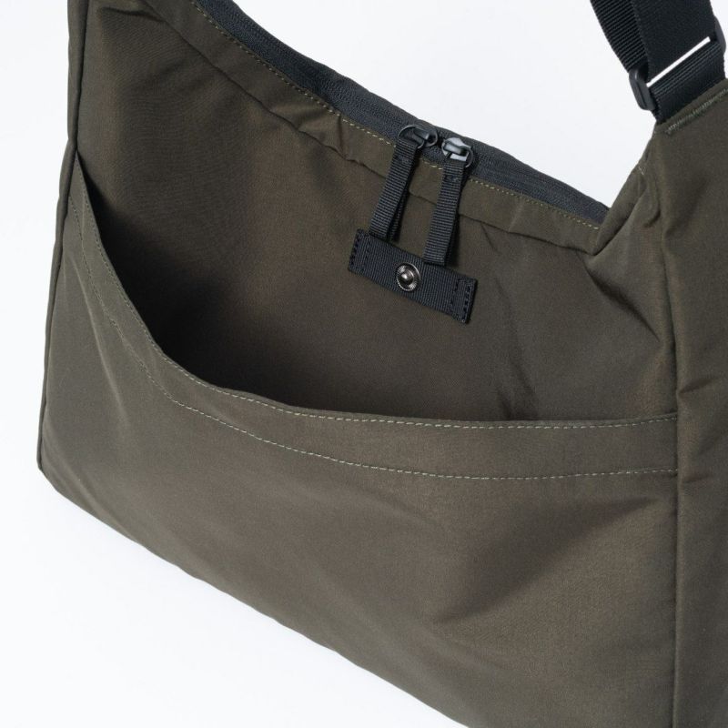 BEAMS DESIGN Diagonal ショルダー(L)【BMMH5ES6】 カーキ