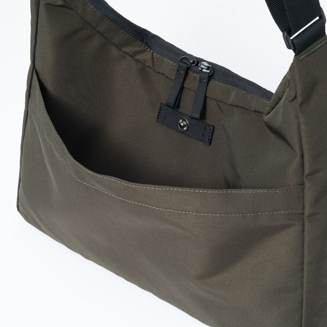 BEAMS DESIGN Diagonal ショルダー(L)【BMMH5ES6】 カーキ