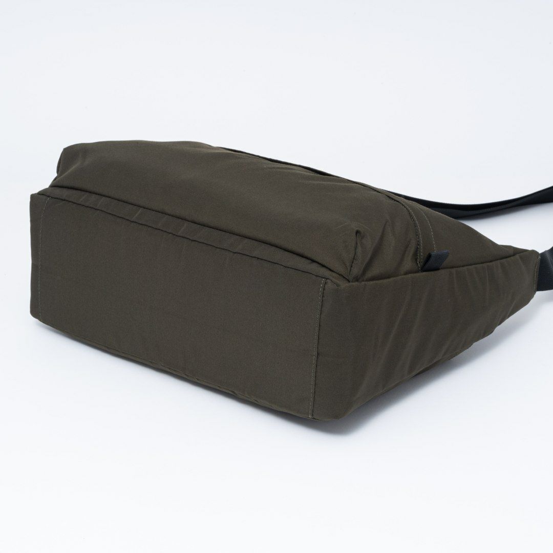 BEAMS DESIGN Diagonal ショルダー(L)【BMMH5ES6】 カーキ