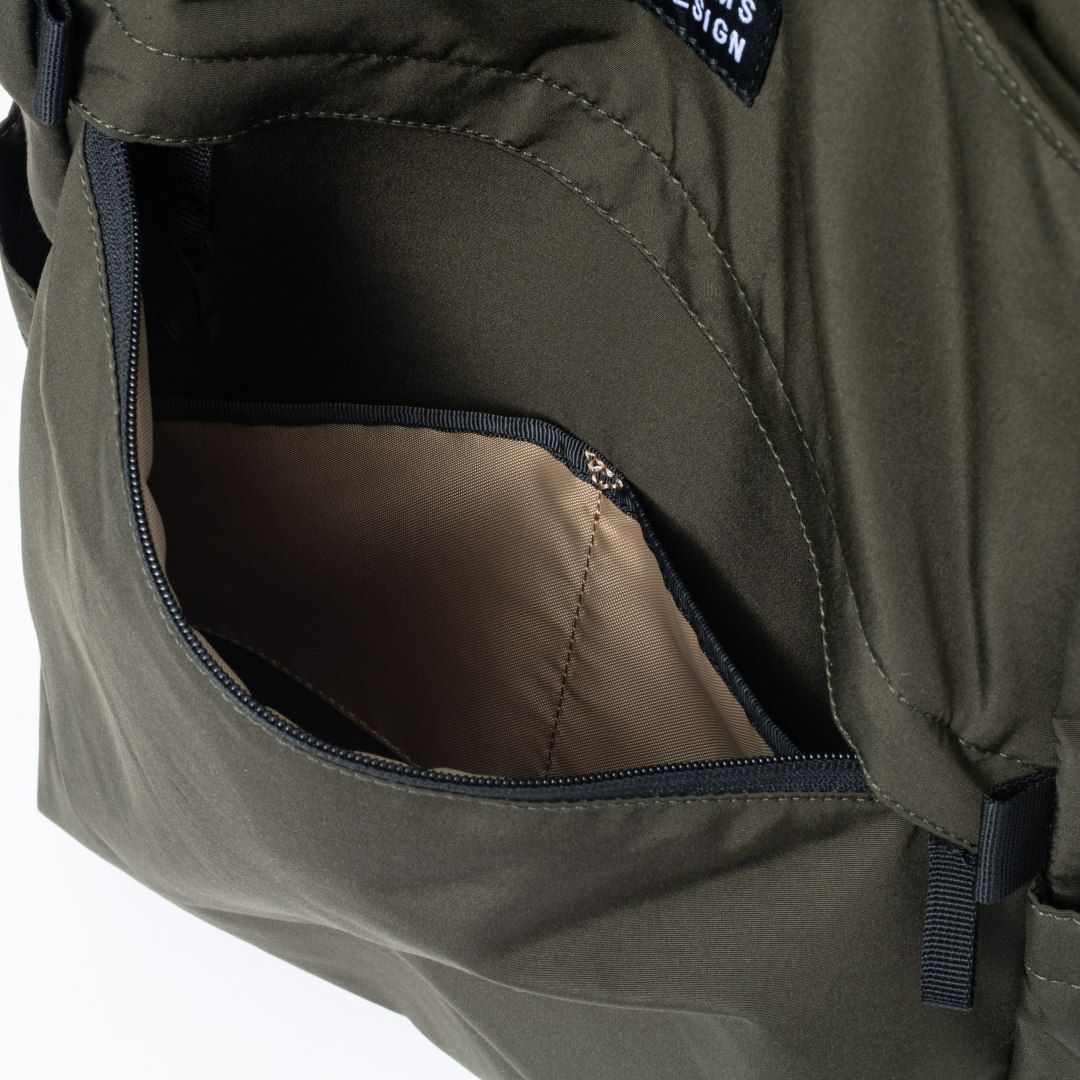 BEAMS DESIGN Diagonal 2WAYバックパック【BMMH5ER2】 カーキ