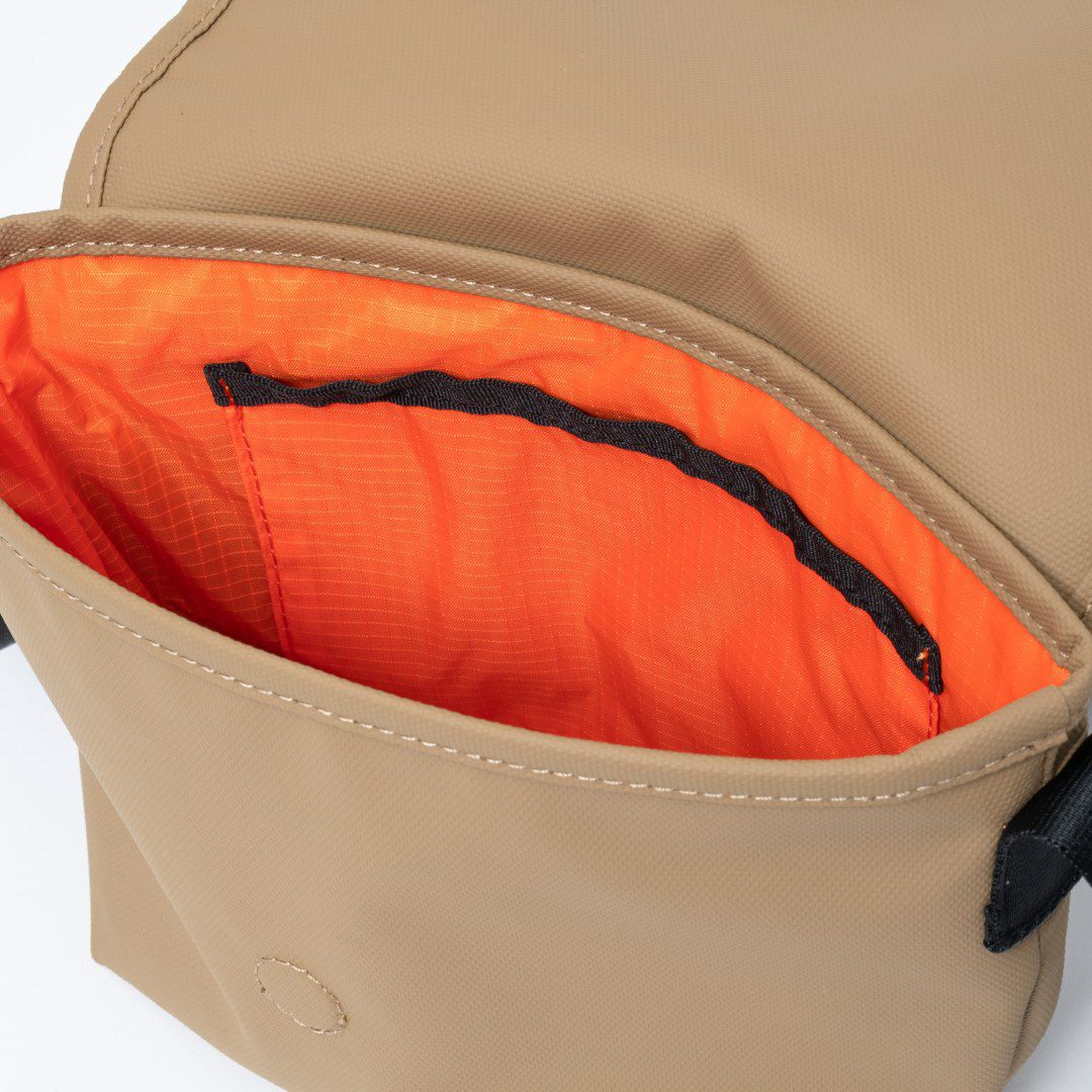 BEAMS DESIGN ELASTIC MESH ショルダーバッグ【BMMH0BSB】 サンドベージュ