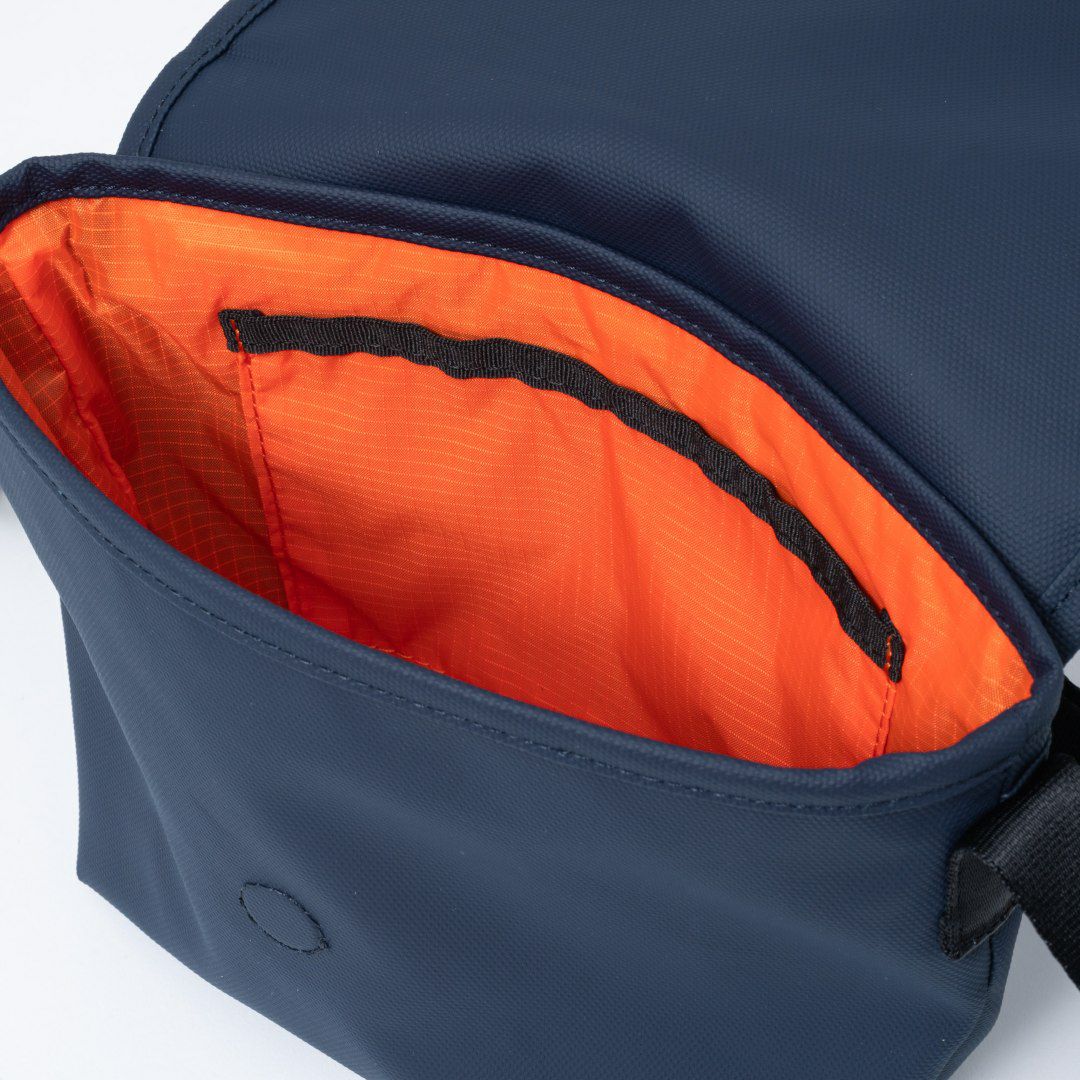 BEAMS DESIGN ELASTIC MESH ショルダーバッグ【BMMH0BSB】 ネイビー