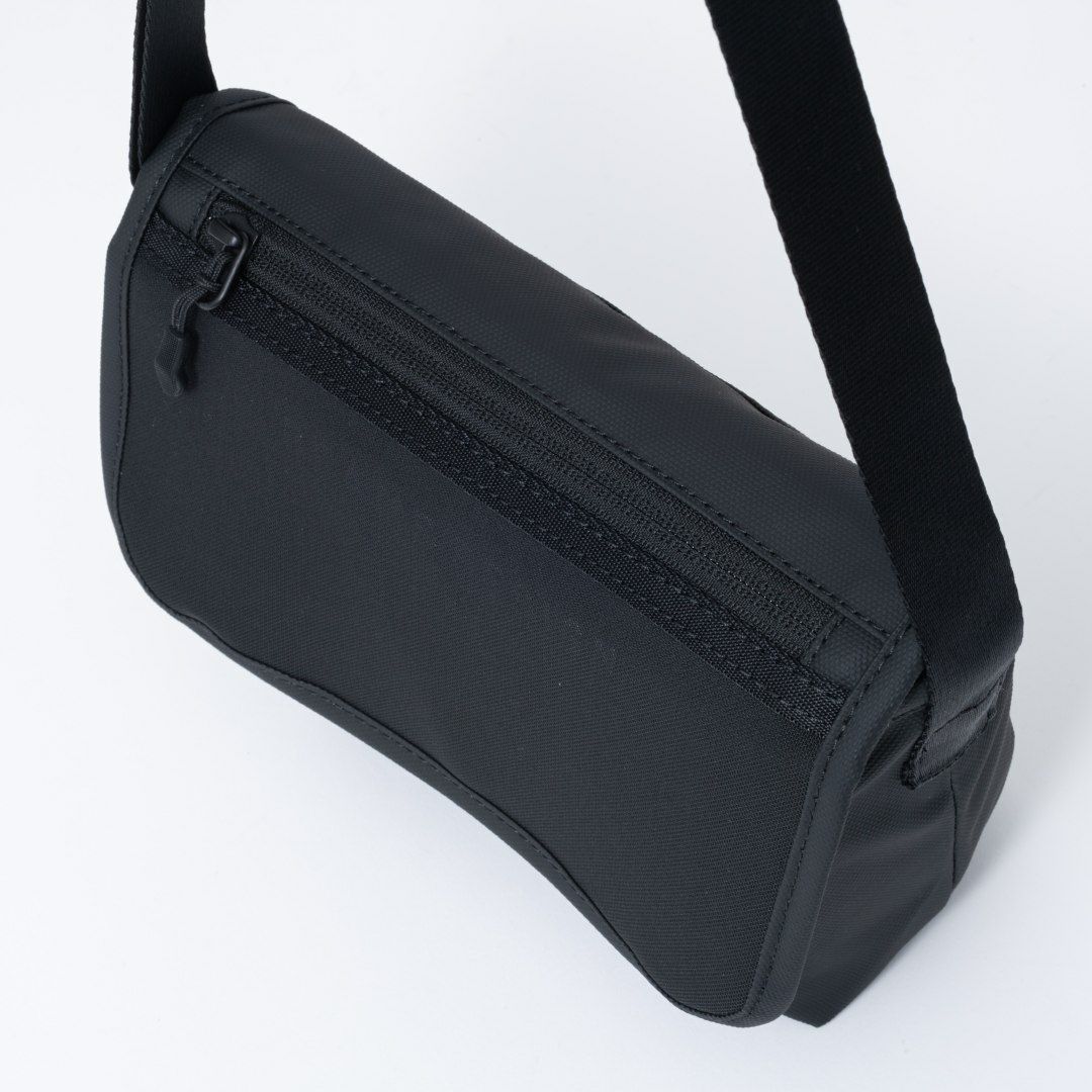 BEAMS DESIGN ELASTIC MESH ショルダーバッグ【BMMH0BSB】 ブラック