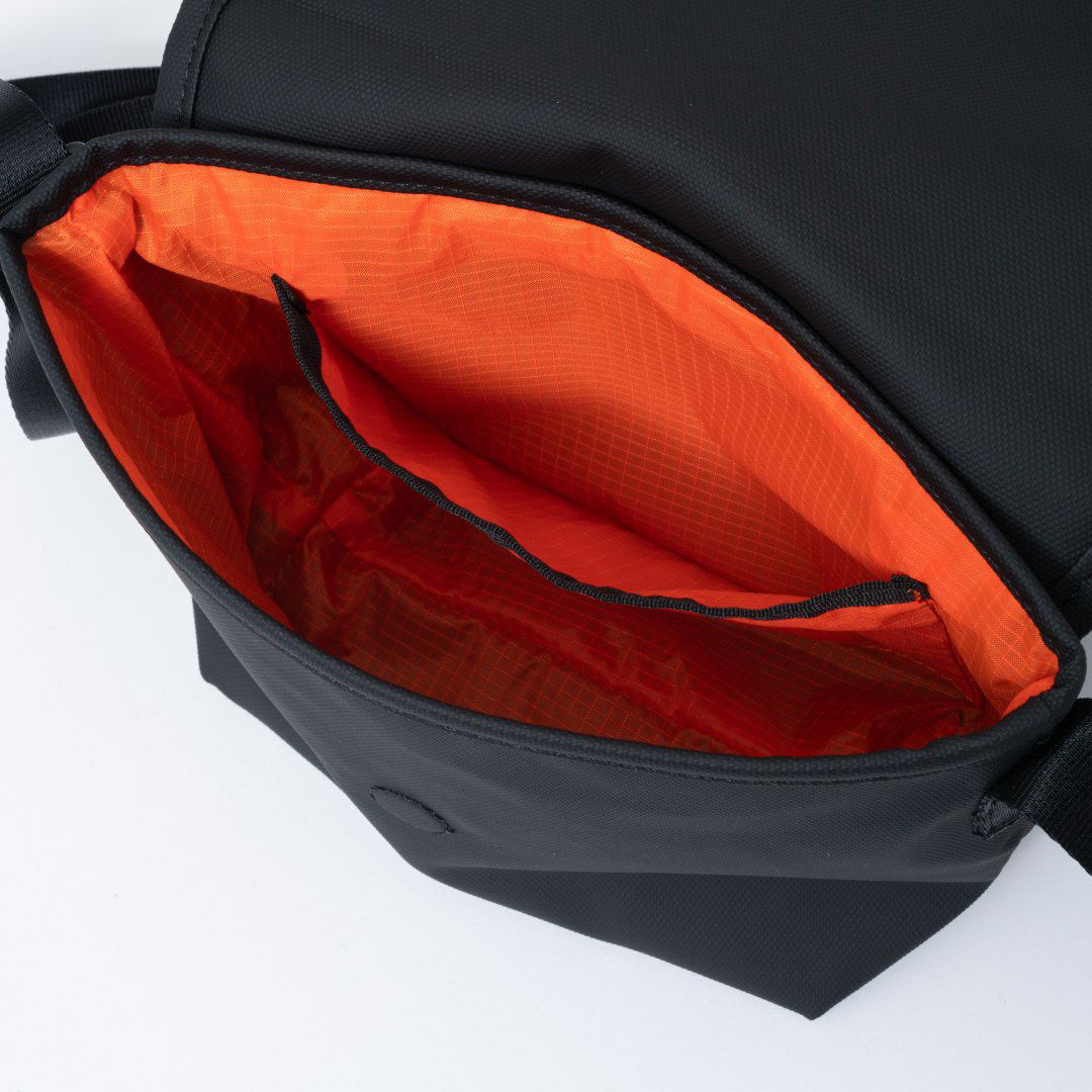 BEAMS DESIGN ELASTIC MESH ショルダーバッグ【BMMH0BSB】 ブラック