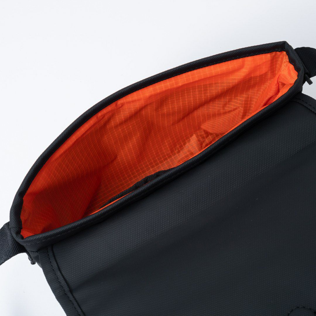 BEAMS DESIGN ELASTIC MESH ショルダーバッグ【BMMH0BSB】 ブラック