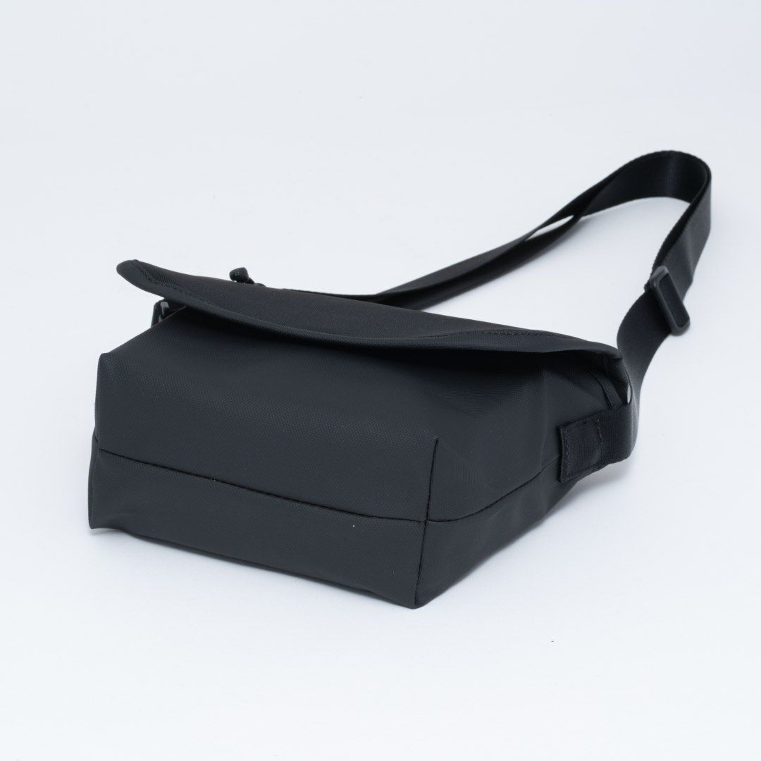 BEAMS DESIGN ELASTIC MESH ショルダーバッグ【BMMH0BSB】 ブラック