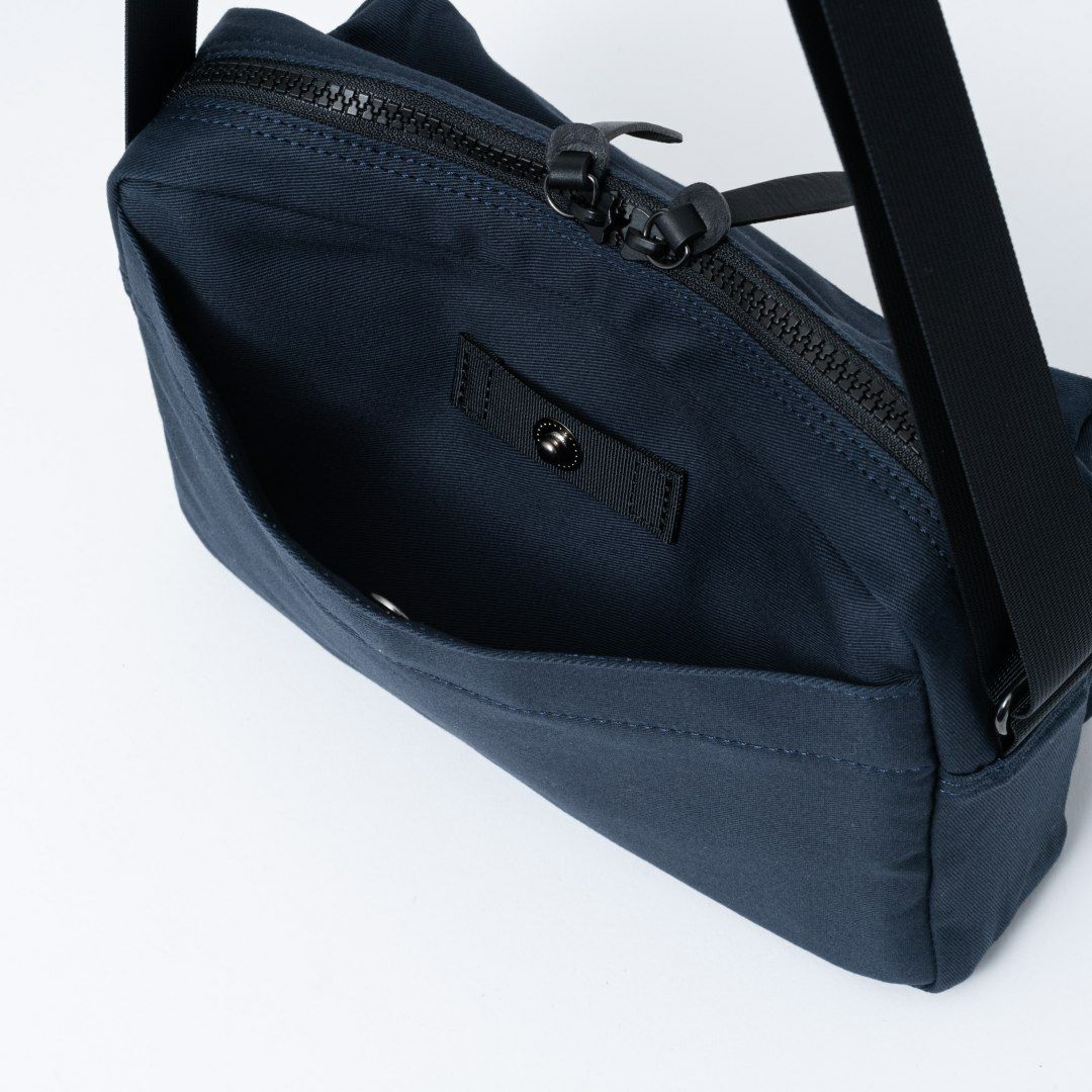 MARGARET HOWELL idea Weather proof ショルダー(S) ネイビー