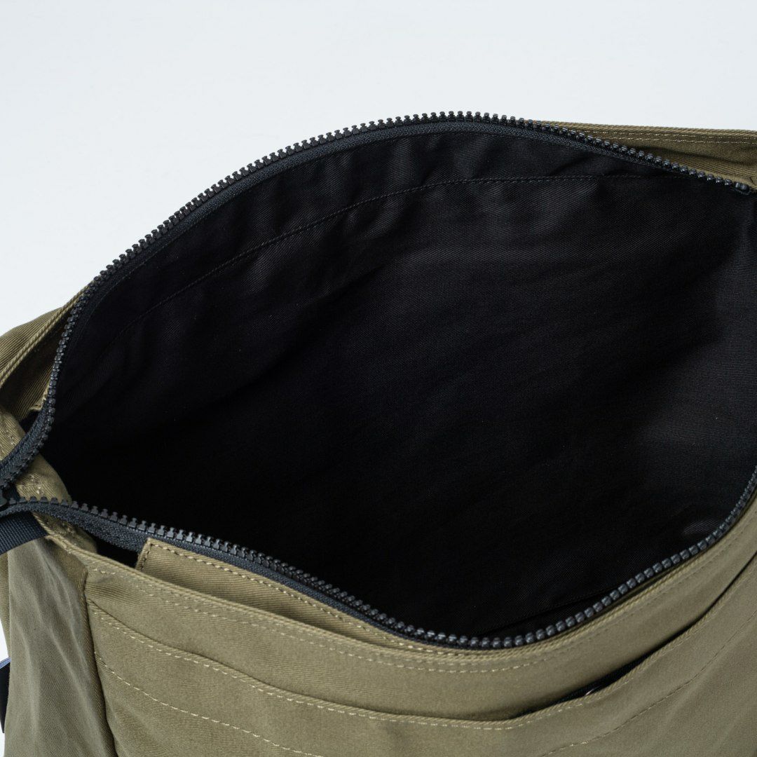 MARGARET HOWELL idea Weather proof ショルダー(L) カーキ